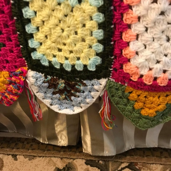 FARMHOUSE HANDMADE GRANNY SQUARE QUEEN BLANKET - Picture 8 of 8